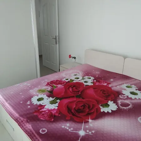 Luxury With Private Garden شقة